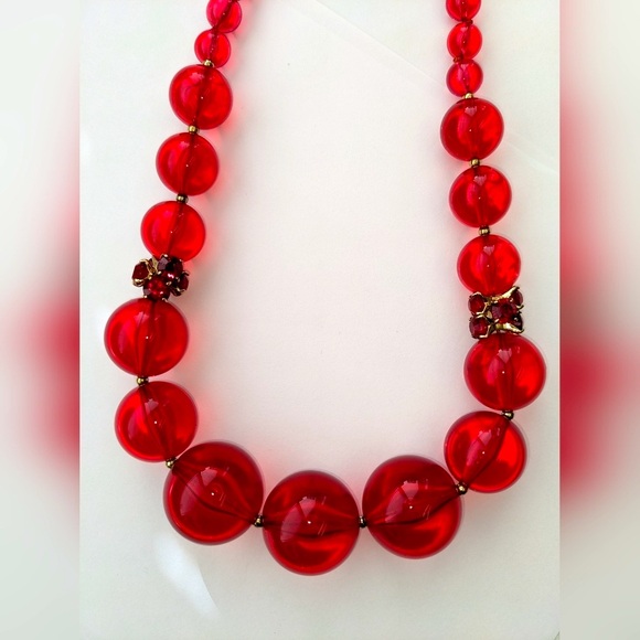 KATE SPADE RED BOWERY BALL LUCITE NECKLACE WITH RED CRYSTAL ACCENTS - Picture 6 of 9